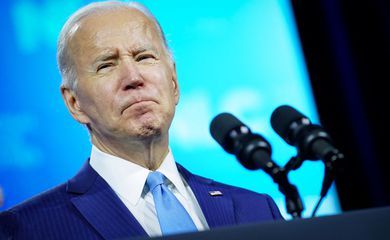 Biden diz que mundo enfrenta "hora negra"