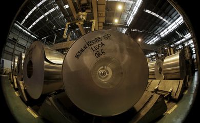 Atividade e nível de emprego da indústria caem em abril