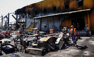 Ucrânia busca 36 desaparecidos após ataque russo matar 18 em shopping