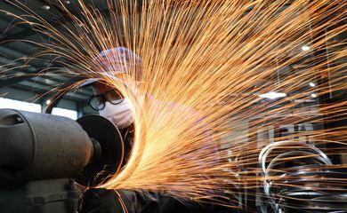 Produção da indústria brasileira recua 0,6% em agosto, diz IBGE