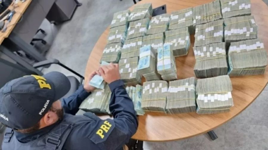Polícia Rodoviária Federal apreende veículo com mais de R$ 2,5 milhões