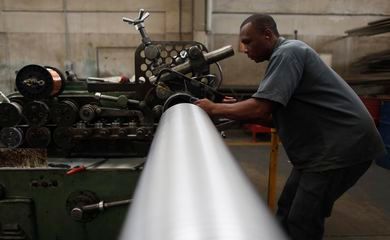 Variação positiva do PIB é influenciada por serviços e indústria
