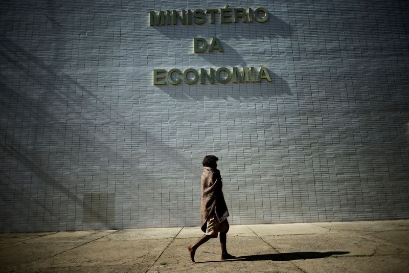 Bolsonaro libera R$7,6 bi fora do teto para pagar benefícios