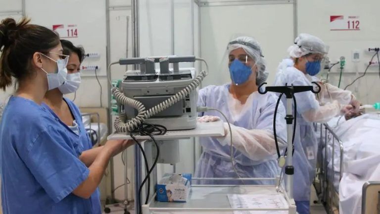 Metade das cidades brasileiras tem incidência alta de covid-19