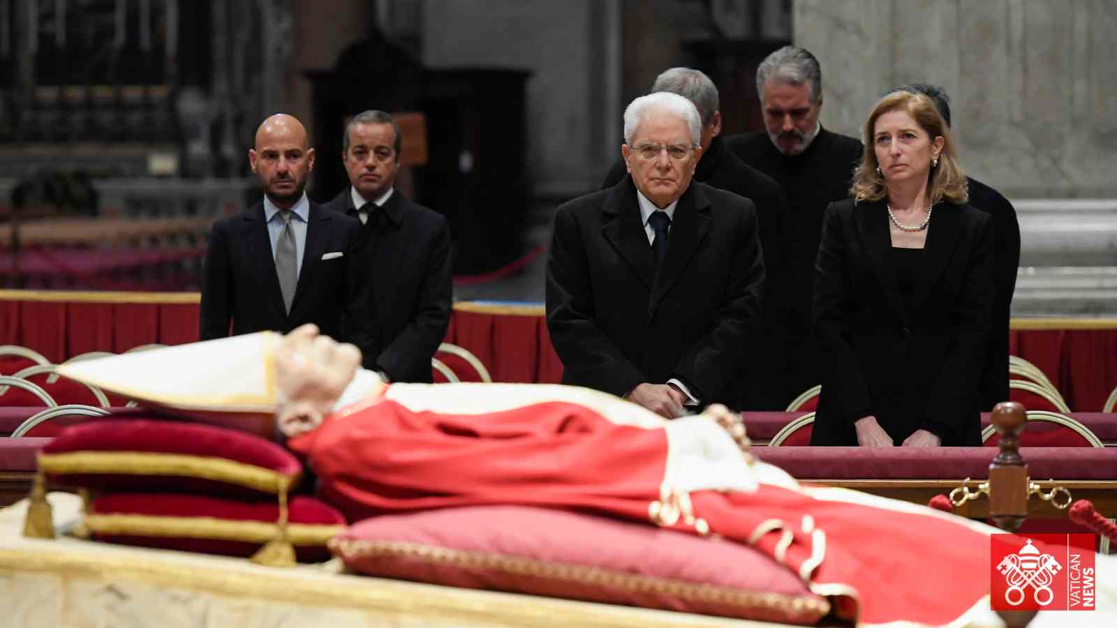 Vaticano inicia funeral público de Bento XVI
