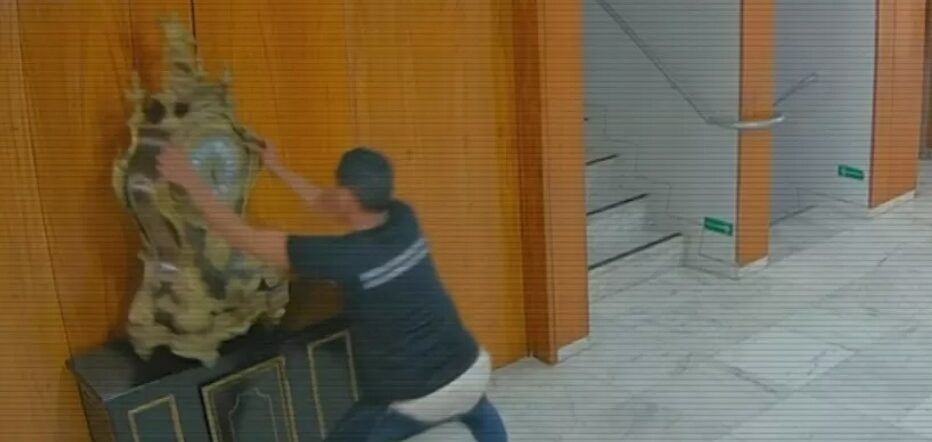 Imagens mostram bolsonaristas destruindo relógio histórico