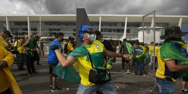 AGU pede bloqueio de bens de mais 42 presos em flagrante