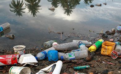 Brasil gerou 64 quilos de resíduos plásticos por pessoa