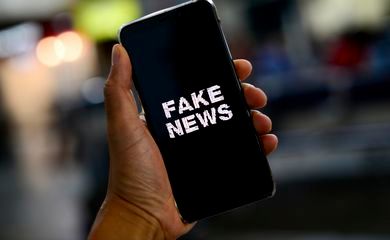 Desinformação permanente impacta de políticas públicas à saúde mental