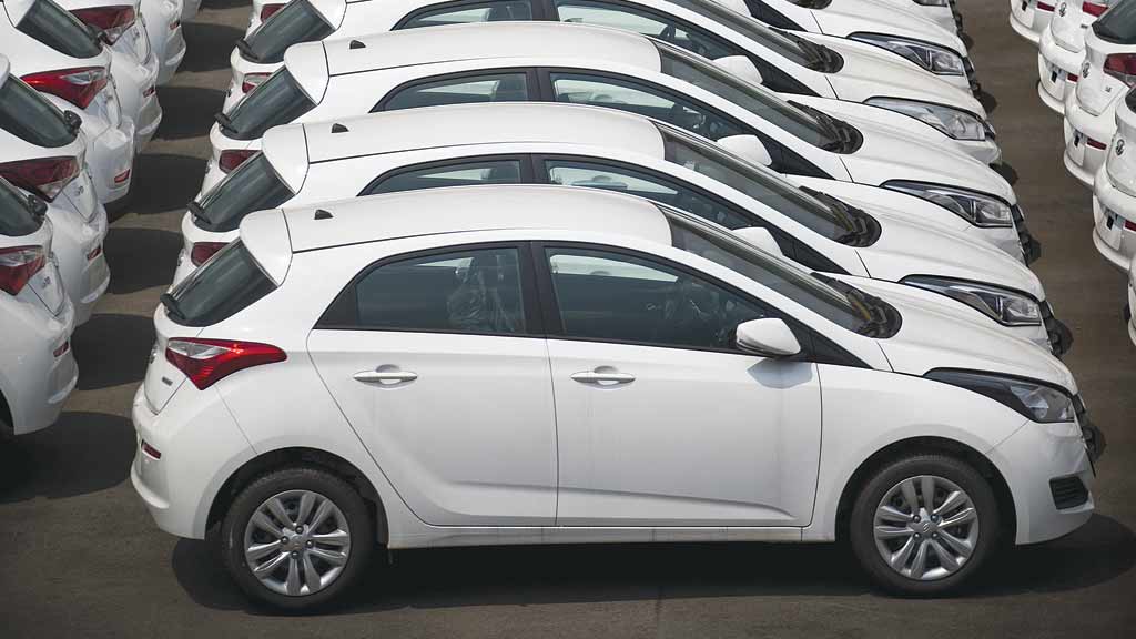 Queda nas vendas faz setor discutir a volta do carro popular