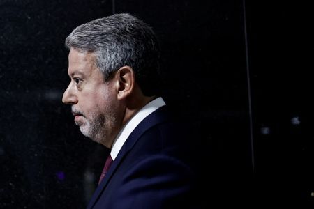 Lira adia votação do PL das Fake News