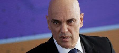 Moraes determina apreensão de passaporte e armas de Bolsonaro