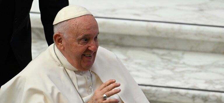 Papa volta ao trabalho depois de cancelar agenda devido a uma febre