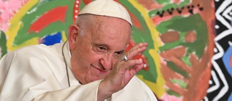 Papa Francisco descansa após operação no abdômen