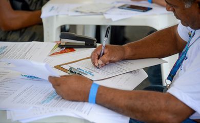 Volume de serviços no país cai 1,6% de março para abril
