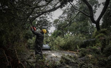 Sobe para 13 o número de mortos no RS por passagem de ciclone
