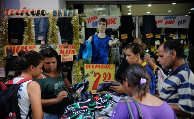 Comércio varejista tem queda de 1% em maio