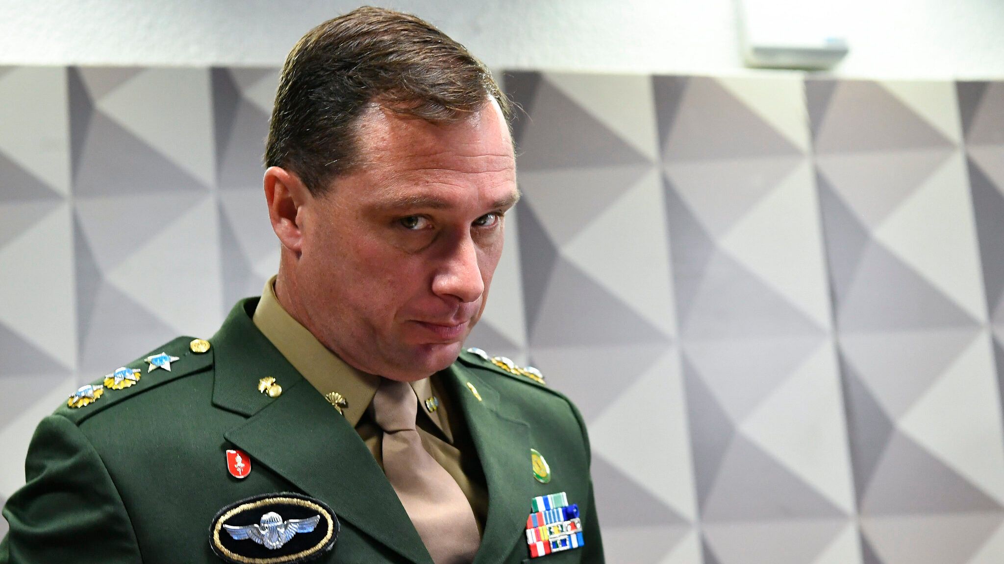 E-mail cita pedras preciosas para Bolsonaro; Cid negociou Rolex