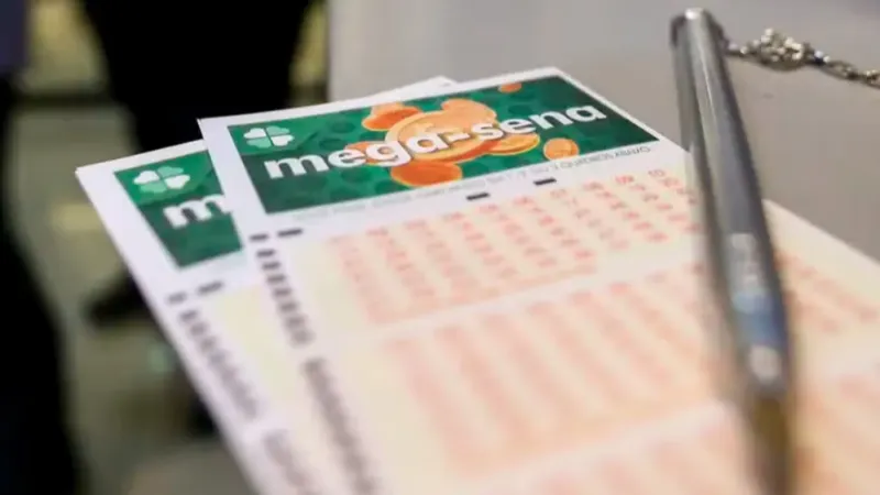 Mulher é presa por golpe da Mega-Sena em turistas na praia do Francês