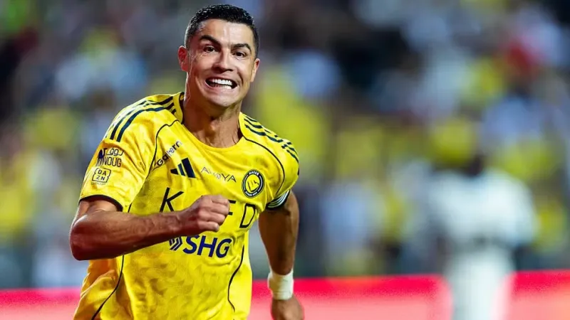 Cristiano Ronaldo se torna o primeiro jogador de futebol bilionário da história