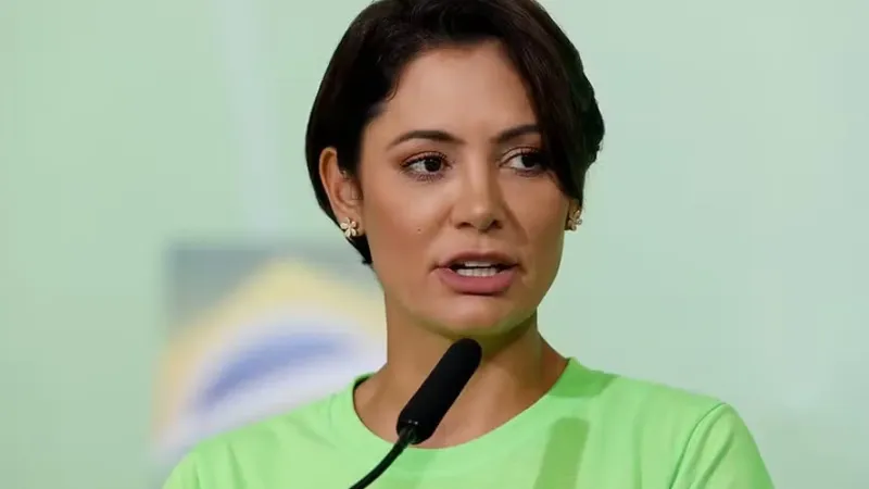 Michele Bolsonaro se pronuncia sobre prisão do marido e diz que confia na justiça de Deus