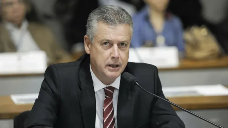 Rodrigo Rollemberg protocola CPI do Banco Master na Câmara