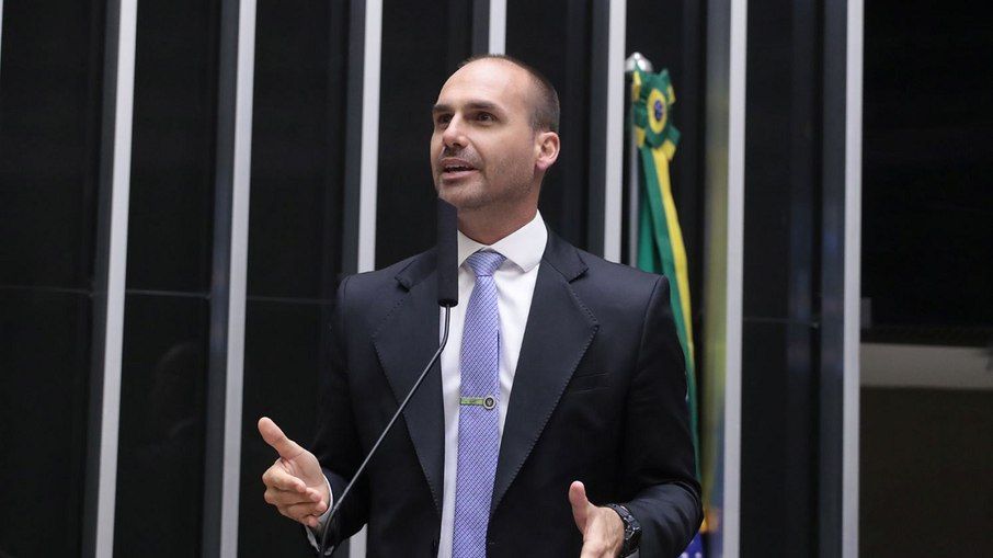 Eduardo Bolsonaro ataca senadores por enterrarem PEC da Blindagem