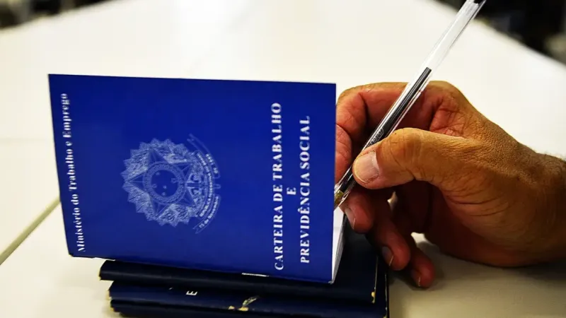 Pesquisa revela que brasileiro prefere emprego com carteira assinada