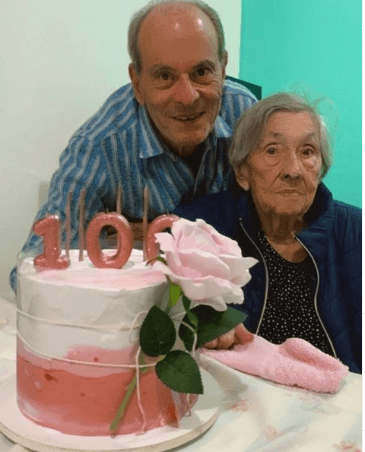 Mãe de Ney Matogrosso faz 100 anos e surge em clique raro com cantor: 