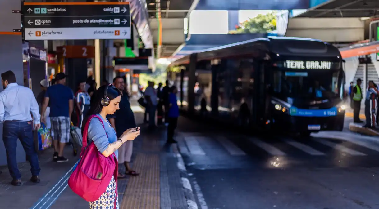 Transporte por aplicativo reduz demanda por ônibus urbano, diz pesquisa