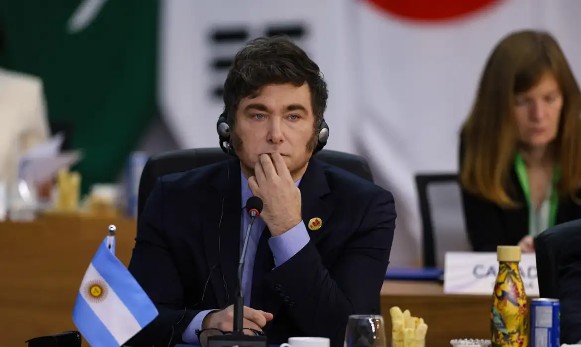 Milei é acusado de fraude por promoção de criptomoeda e enfrenta pedidos de impeachment