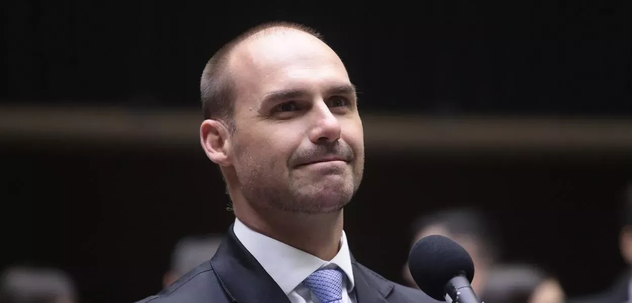Com passaporte na mira do STF, Eduardo Bolsonaro se licencia da Câmara e decide ficar nos EUA