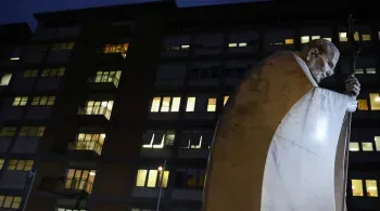 Há quase um mês internado, papa Francisco tem noite tranquila, diz Vaticano