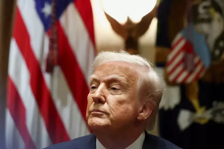 Trump anuncia tarifa de 10% sobre produtos importados do Brasil