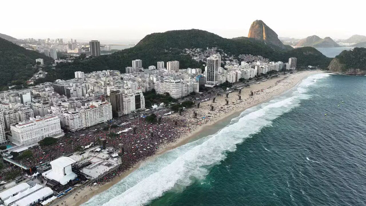 Golpe do milho: ambulante é preso por cobrar US$ 191 de turistas por duas espigas em Copacabana