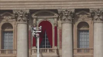 Vaticano instala cortinas que revelarão novo papa na Basílica de São Pedro
