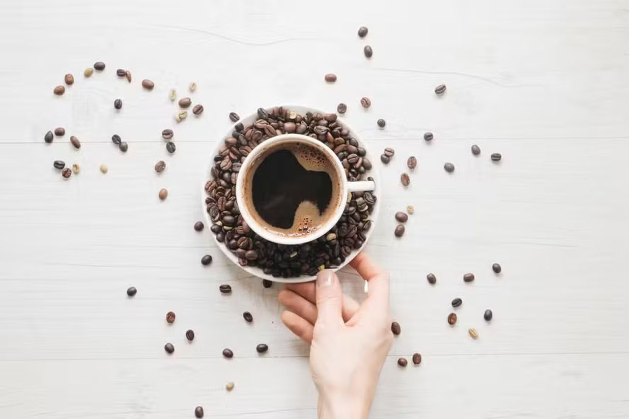 Da energia à vontade de ir ao banheiro: o que uma xícara de café faz dentro do seu corpo minuto a minuto
