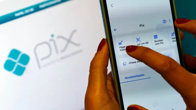 Receita Federal volta a negar taxação do Pix e alerta para golpes