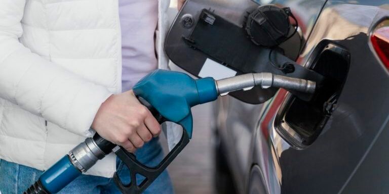 Preço da gasolina fecha semana com leve alta, diz ANP