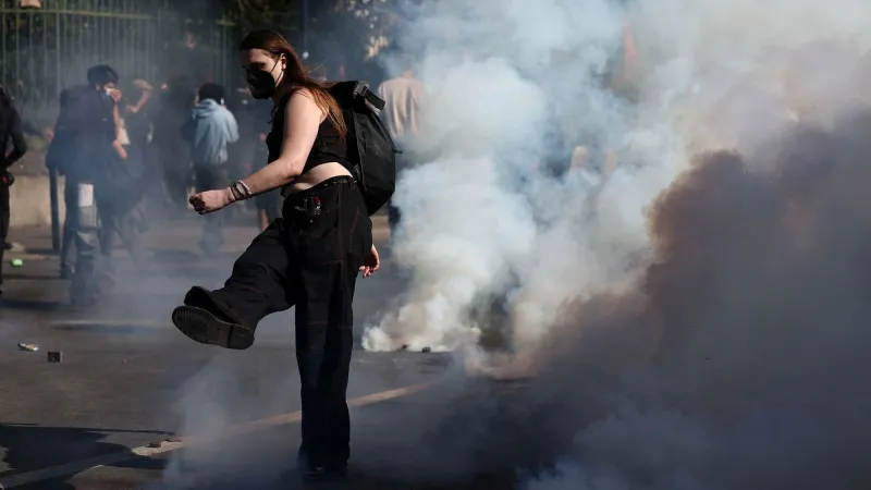 Em protesto, estudantes franceses ateam fogo em pelo menos 2 escolas