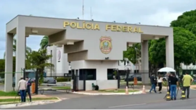 Superintendência da PF tem buzinaço e marcha fúnebre após prisão de Bolsonaro