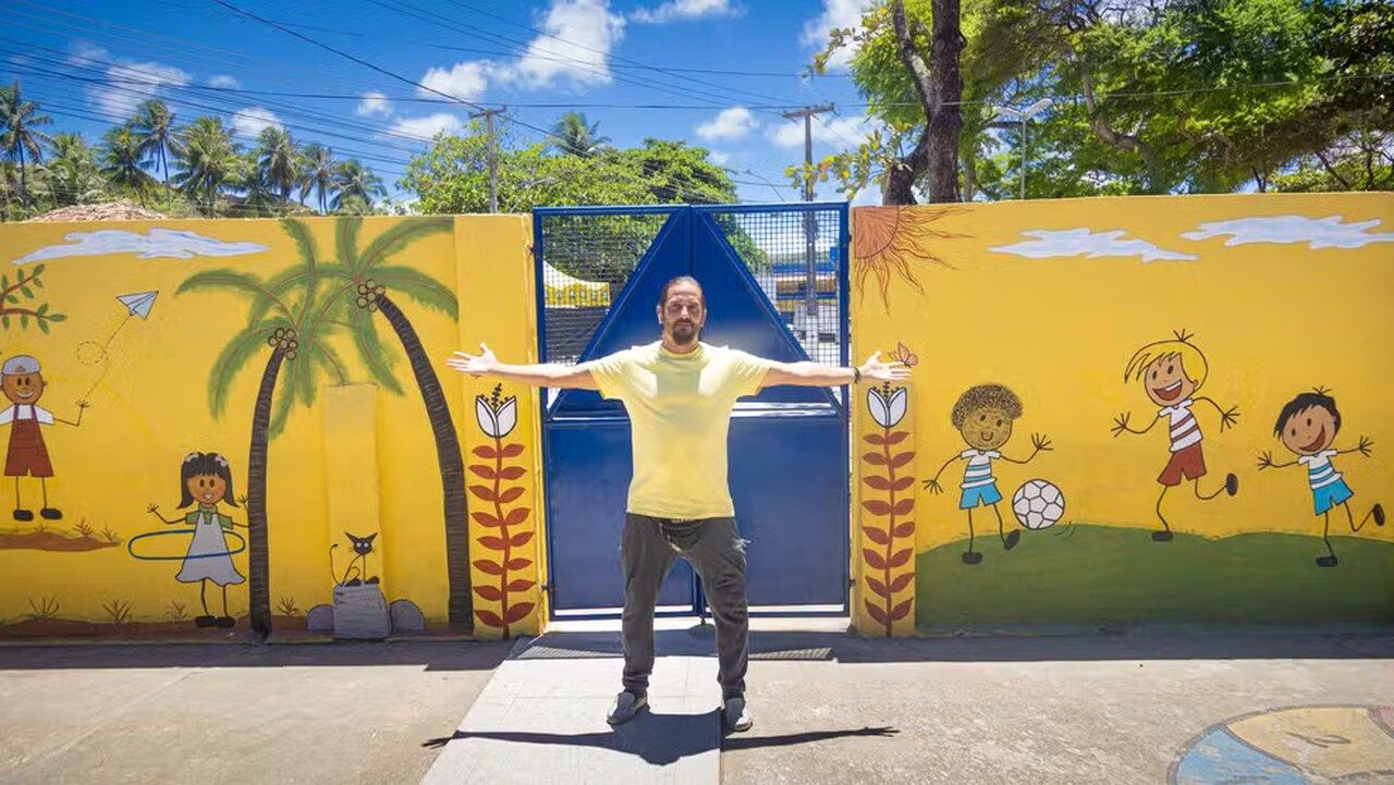 Vigia se arrisca na pintura e dá novo colorido a muro de escola pública de Alagoas: 'Sobraram algumas tintas'