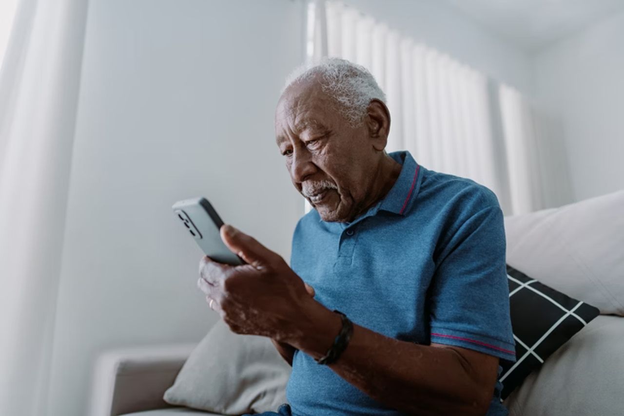 IA consegue identificar sinais precoces de Alzheimer na fala