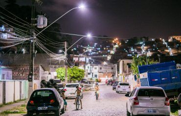 Prefeitura leva iluminação 100% LED a 36 comunidades assistidas pelo Brota na Grota