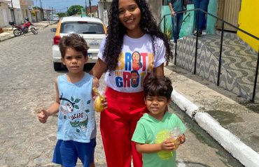 Brota na Grota distribui ovos de chocolate a crianças atendidas pelo programa