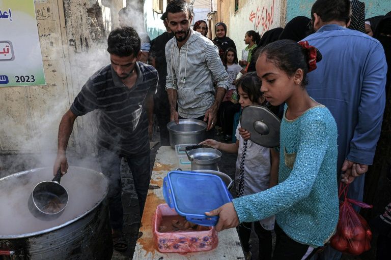 Israel reforça o cerco no norte de Gaza e milhares de civis tentam fugir para o sul