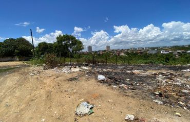 Fiscais ambientais vistoriam local de incêndio que causou transtornos na cidade