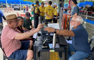 Ação educativa sobre uso das vagas de estacionamento confecciona credenciais para idosos