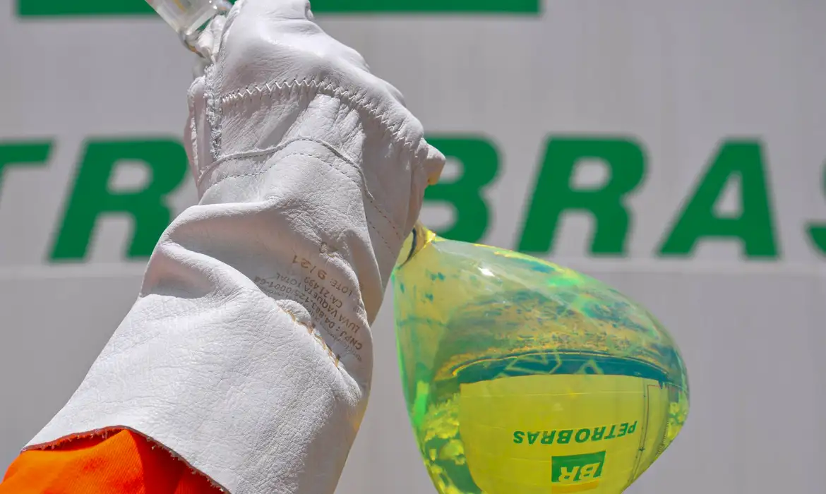 Petrobras reduz preço do diesel em R$ 0,12 para distribuidoras