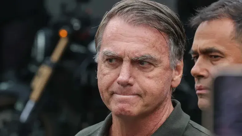 76% acredita que Bolsonaro deve abrir mão de sua candidatura em 2026